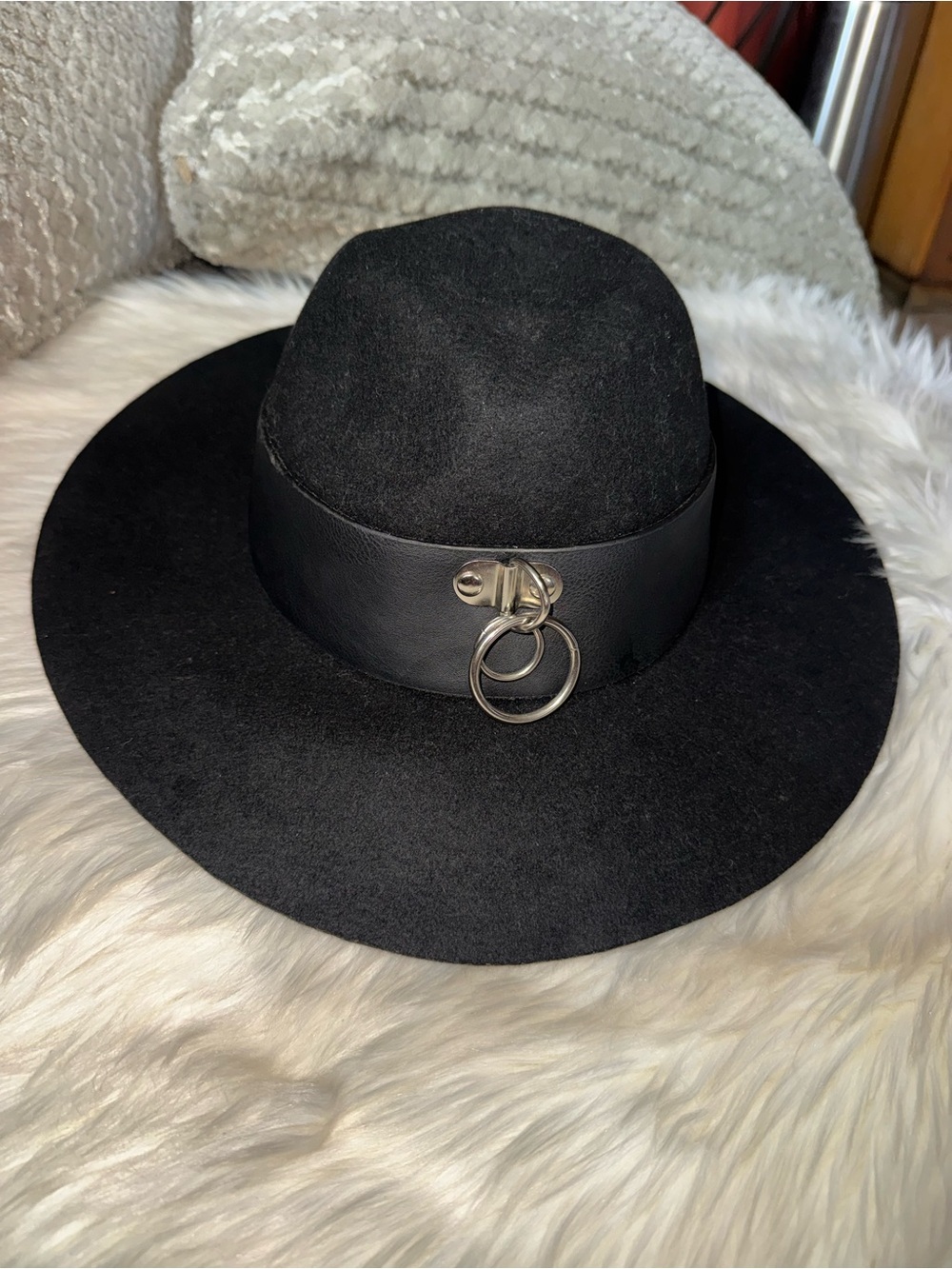 UNIF Black Wide-Brim Fedora with Silver Ring Accent - Picture 3 of 5